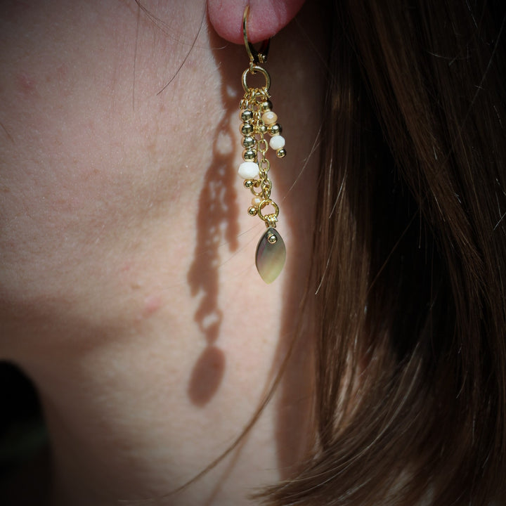 photo de la boucle d'oreille "la divine" en perles de nacre de tahiti